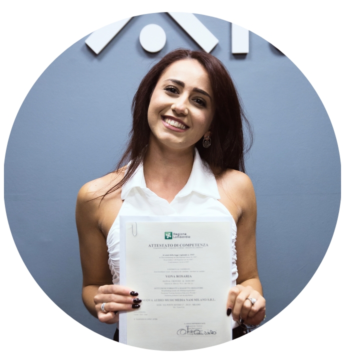 Allieva NAM che mostra orgogliosamente il suo diploma