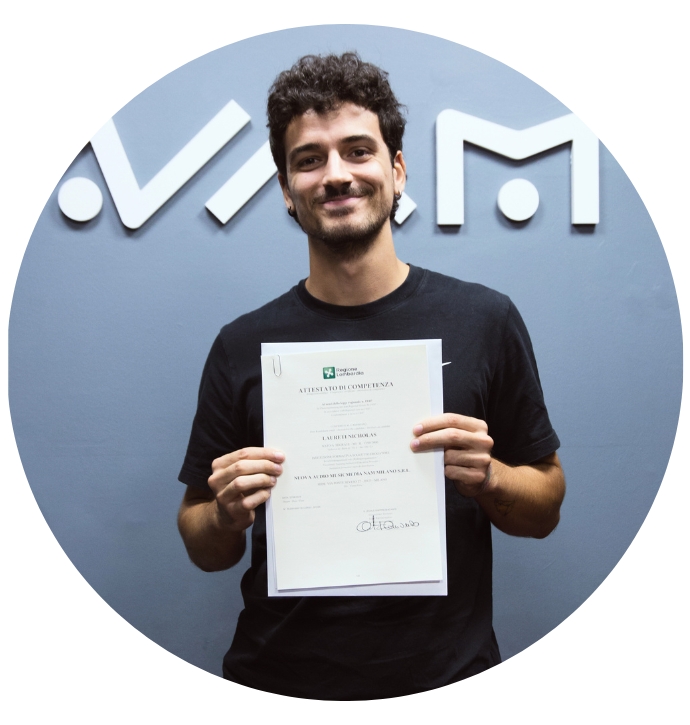 Allievo NAM che mostra il diploma conseguito