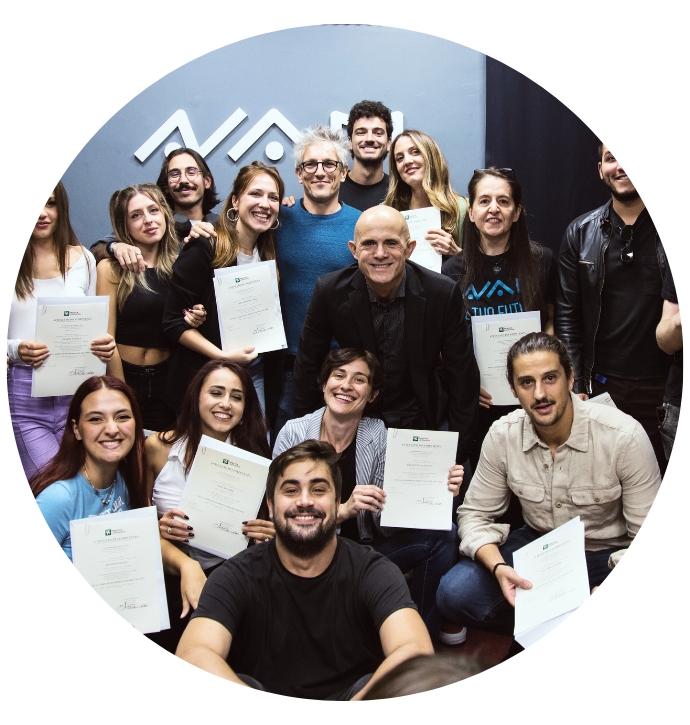 Foto di gruppo degli allievi NAM con i diplomi conseguiti