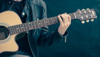 Chitarra: quanto tempo serve per imparare a suonarla bene?