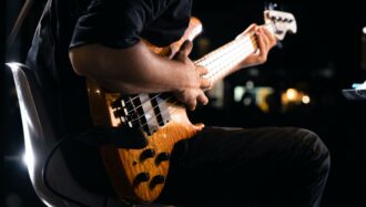 Meglio iniziare con una chitarra acustica, classica o elettrica?