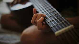 Sweep Picking ed Economy Picking: tecniche di pennata per velocità e fluidità.